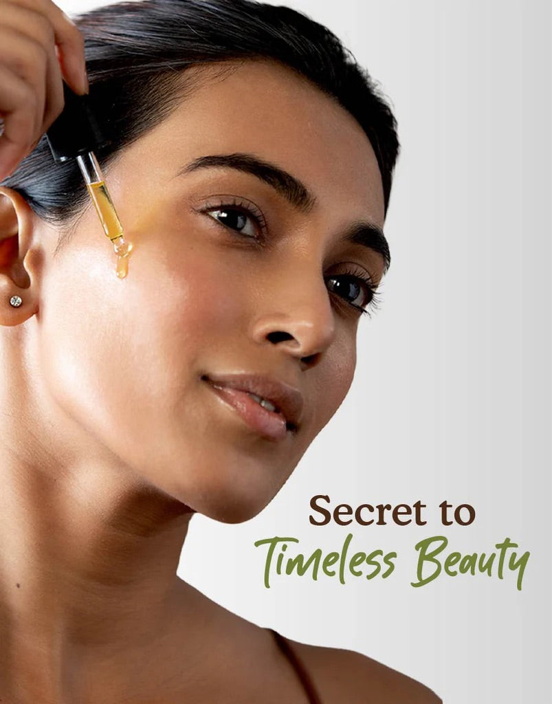 Deyga Beautifying Serum 30 ml – model holding the serum